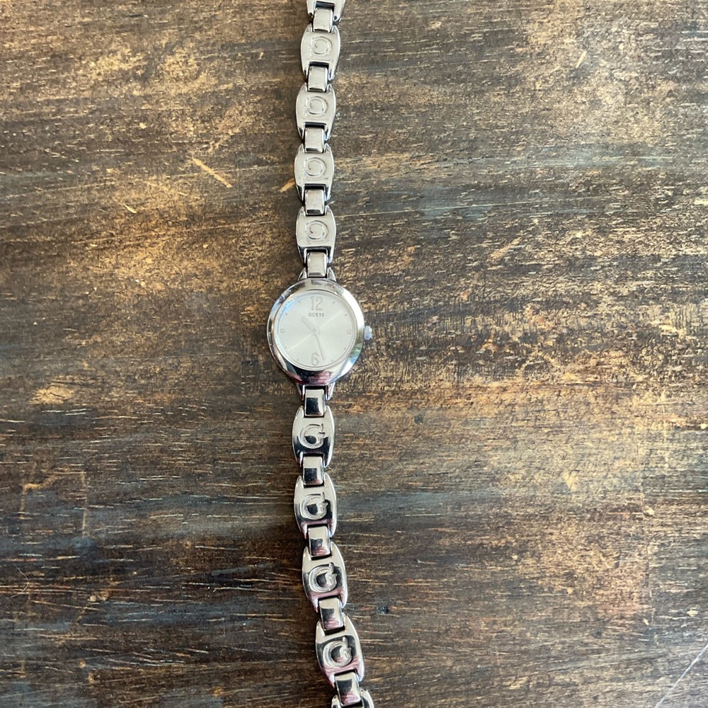 GUESS Silver Tone Logo Link Bracelet Watch Women’s Y2K Fashion Watch - Picture 2 of 5